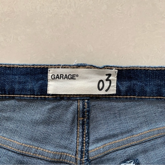 GARAGE Distressed Medium Wash Low Rise Straight Leg Ankle Jean | Size 03 - Picture 6 of 8